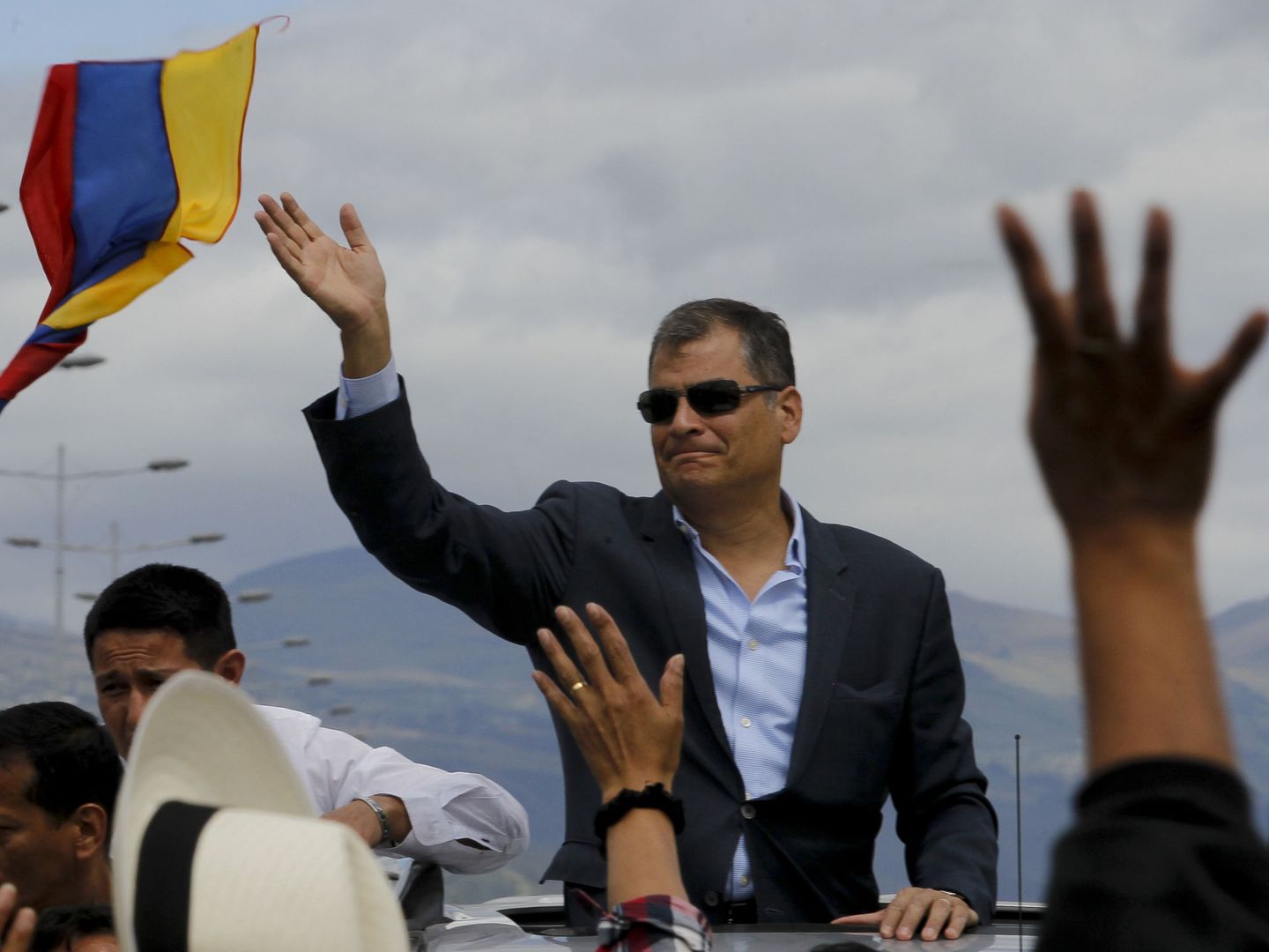 Rafael Correa saluda a su llegada al aeropuerto Mariscal Sucre, en la población de Tababela, Quito. (EFE)