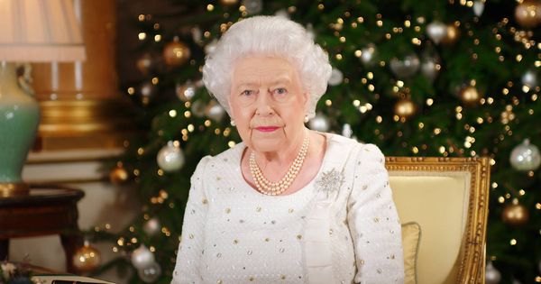 Foto: La reina Isabel II en una imagen de su mensaje navideño. (Gtres)