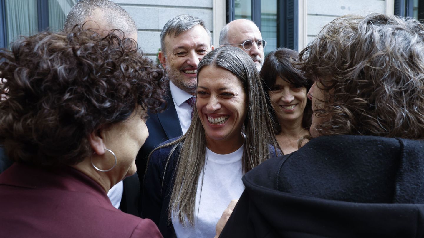 Miriam Nogueras (c) celebra con las diputadas de ERC Pilar Vallugera (i) y Teresa Jordá (d) la aprobación de la ley de amnistía, en el Congreso. (EFE/Zipi) 