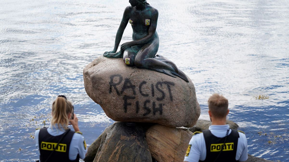 La Sirenita de Copenhague aparece pintada con la leyenda "pez racista"