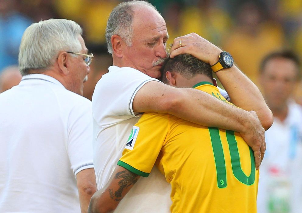Foto: Scolari abraza a Neymar tras el Brasil-Chile (EFE)