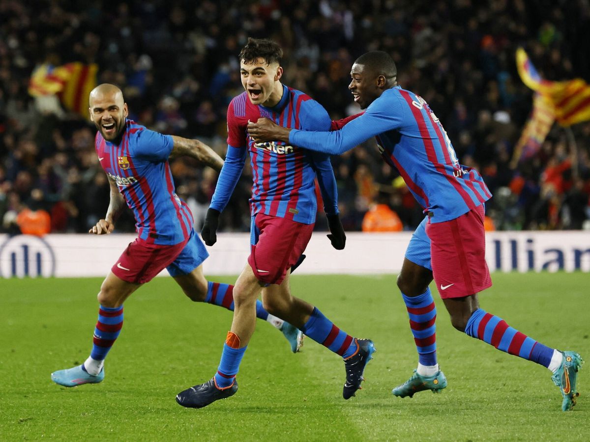 Foto: Los jugadores del Barça abrazan al canario tras el gol que da la victoria. (Reuters/Albert Gea)