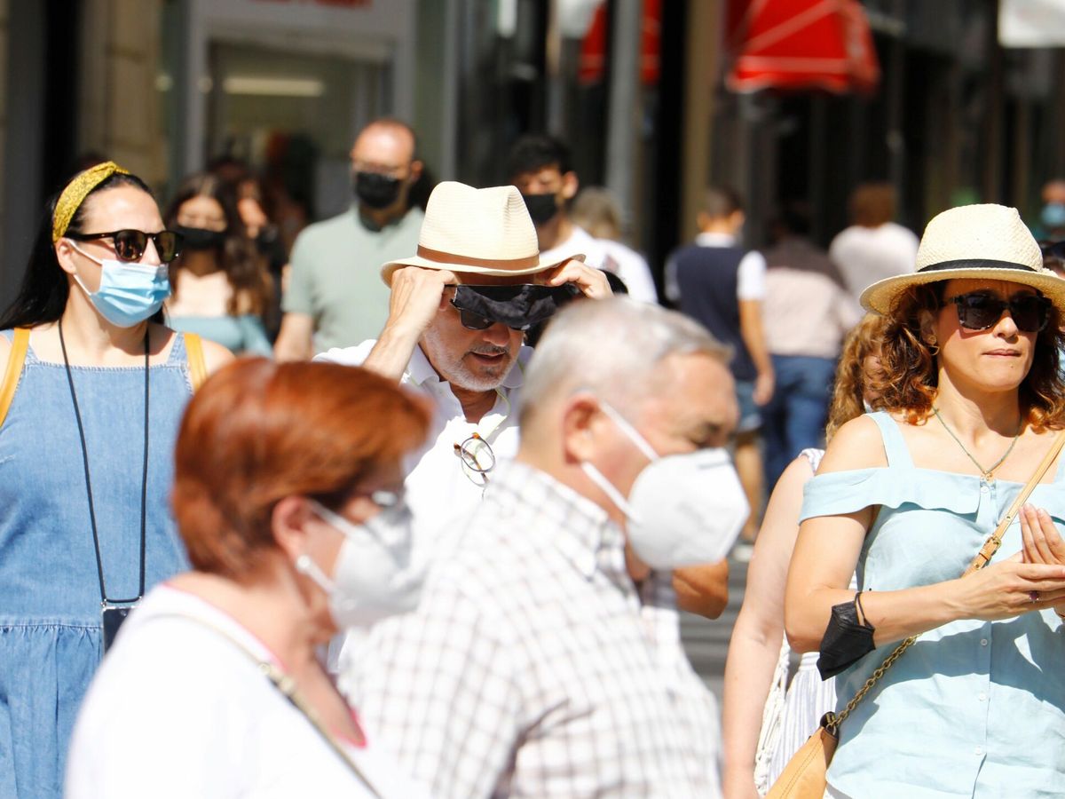 Foto: Varias personas con y sin mascarilla pasean por el centro de Córdoba. (EFE/Salas)