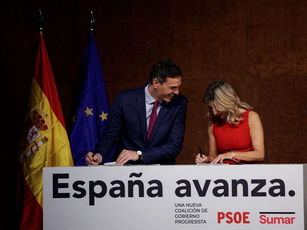 Foto: Firma del acuerdo entre PSOE y Sumar para la investidura. (Reusters/Susana Vera)