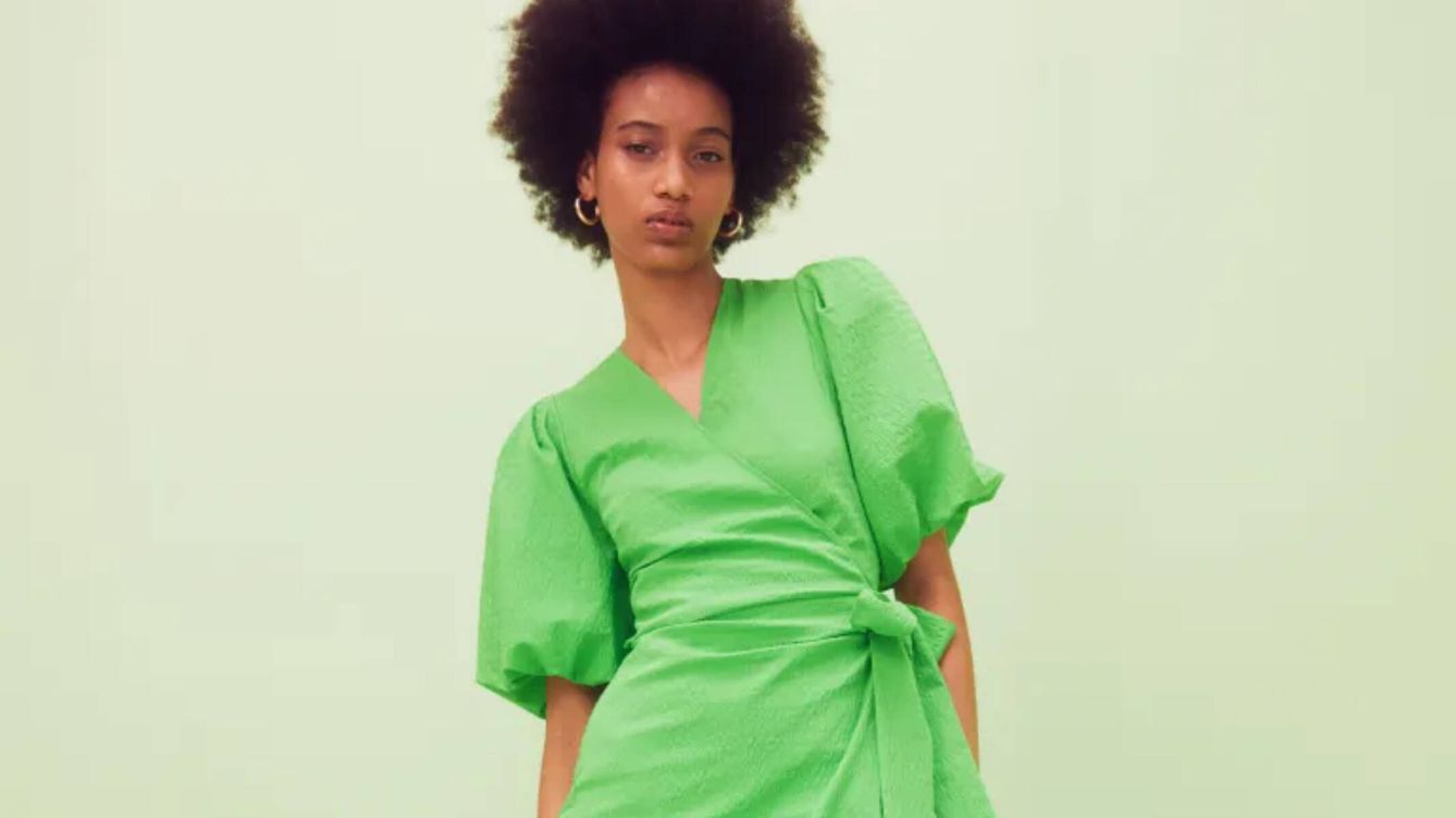 Lista de espera por este vestido verde cruzado de H&M
