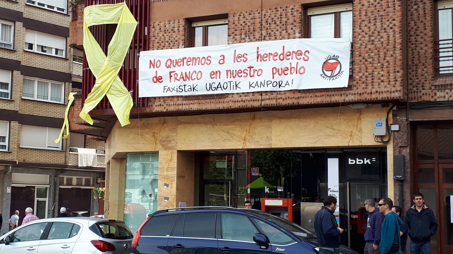 Pancarta de protesta contra la presencia de Rivera en Miravalles junto a un gran lazo amarillo. (J. M. A.)