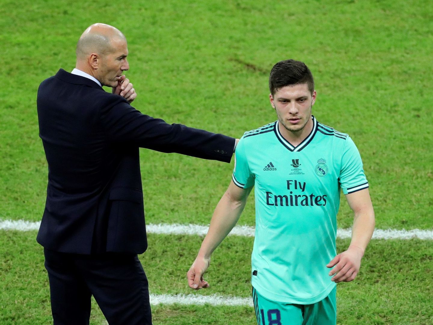 Zidane mira a Jovic en el momento de ser cambiado. (Efe)