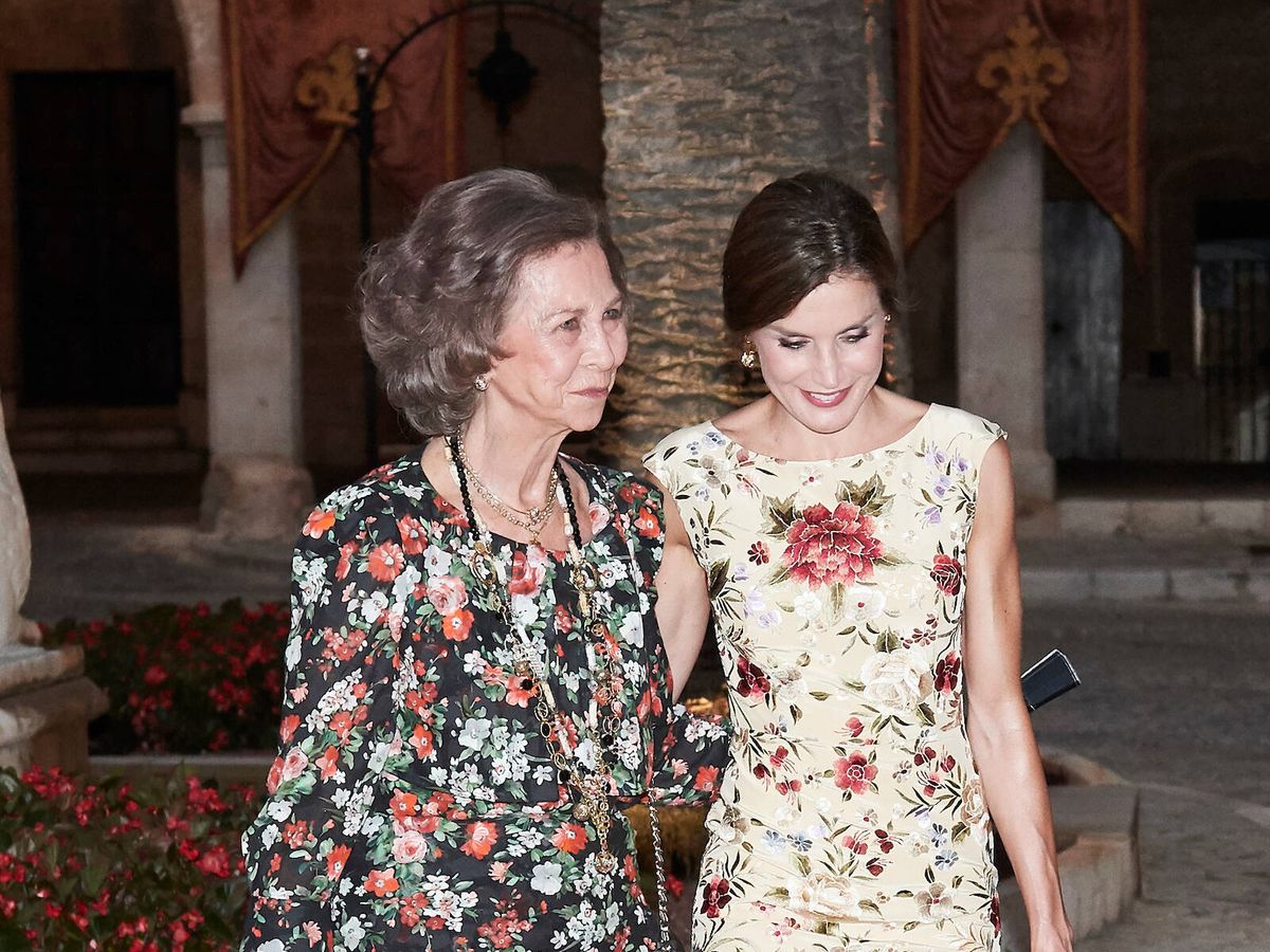 Foto: La reina Letizia y la reina Sofía, en Mallorca en 2017. (Limited Pictures)