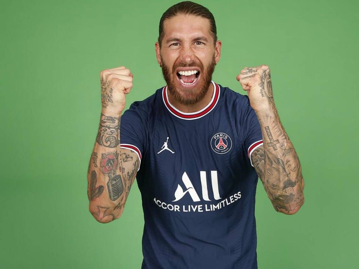 Foto: Sergio Ramos posa con la camiseta del Paris Saint-Germain. (PSG)