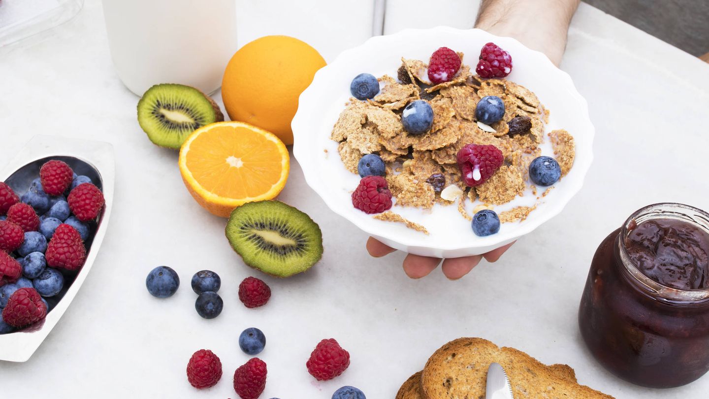 Cereales, leche, fruta, básicos del desayuno (iStock)