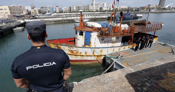Foto: Un barco interceptado con drogas por Aduanas. (EFE / Elvira Urquijo)