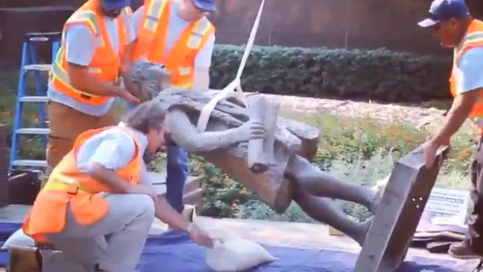 Foto: Retirada de la estatua a Cristóbal Colón en el Grand Park de Los Ángeles (Foto: Twitter)
