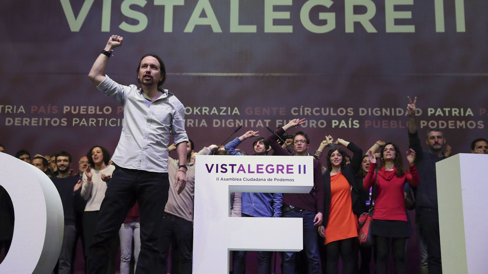 Foto: El secretario general de Podemos, Pablo Iglesias, saluda a los asistentes al inicio de la primera jornada de la Asamblea Ciudadana Estatal de Vistalegre II. (EFE)