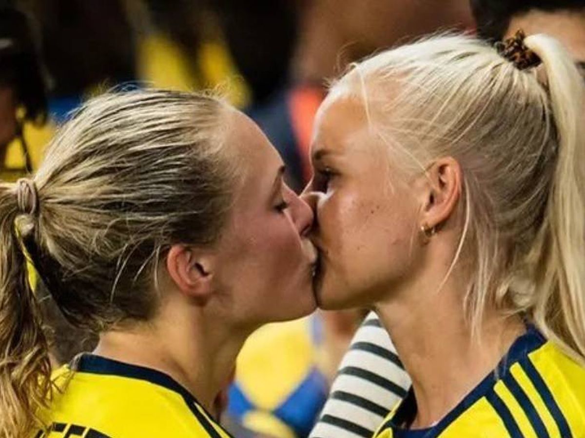 Foto: Magda Eriksson y Pernille Harder, en un beso para el recuerdo durante el Mundial de Francia. 