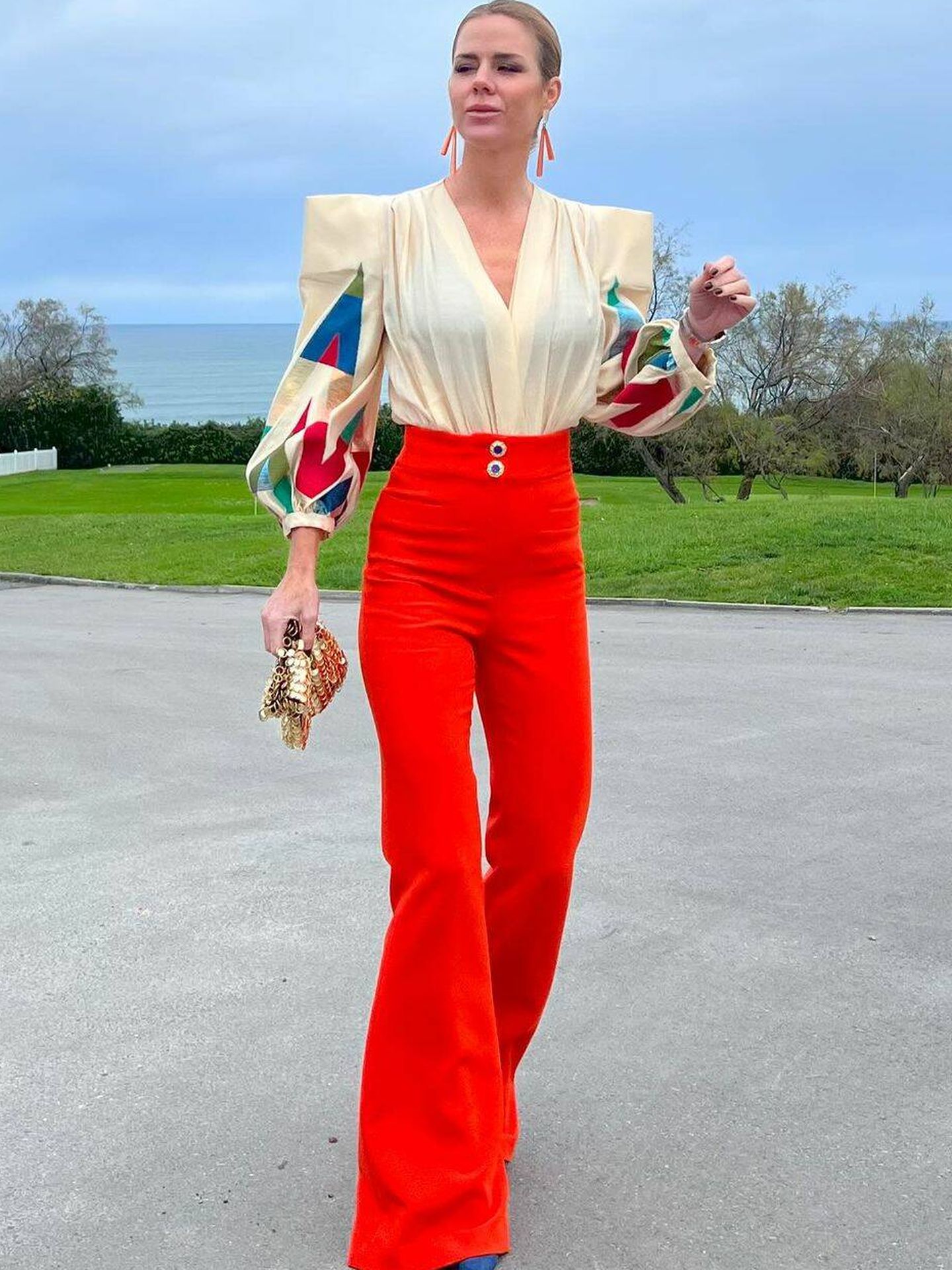 Estos pantalones de Zara de Amelia Bono confirman al naranja como  imprescindible