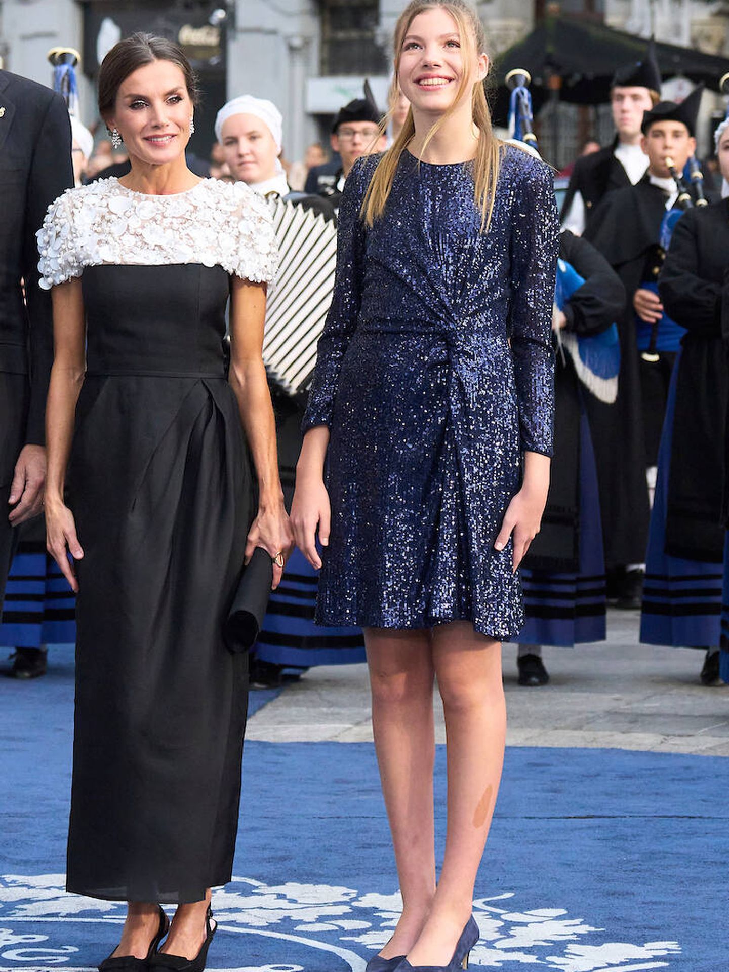 La reina Letizia, con vestido en blanco y negro en los Premios Princesa de Asturias. (LP)