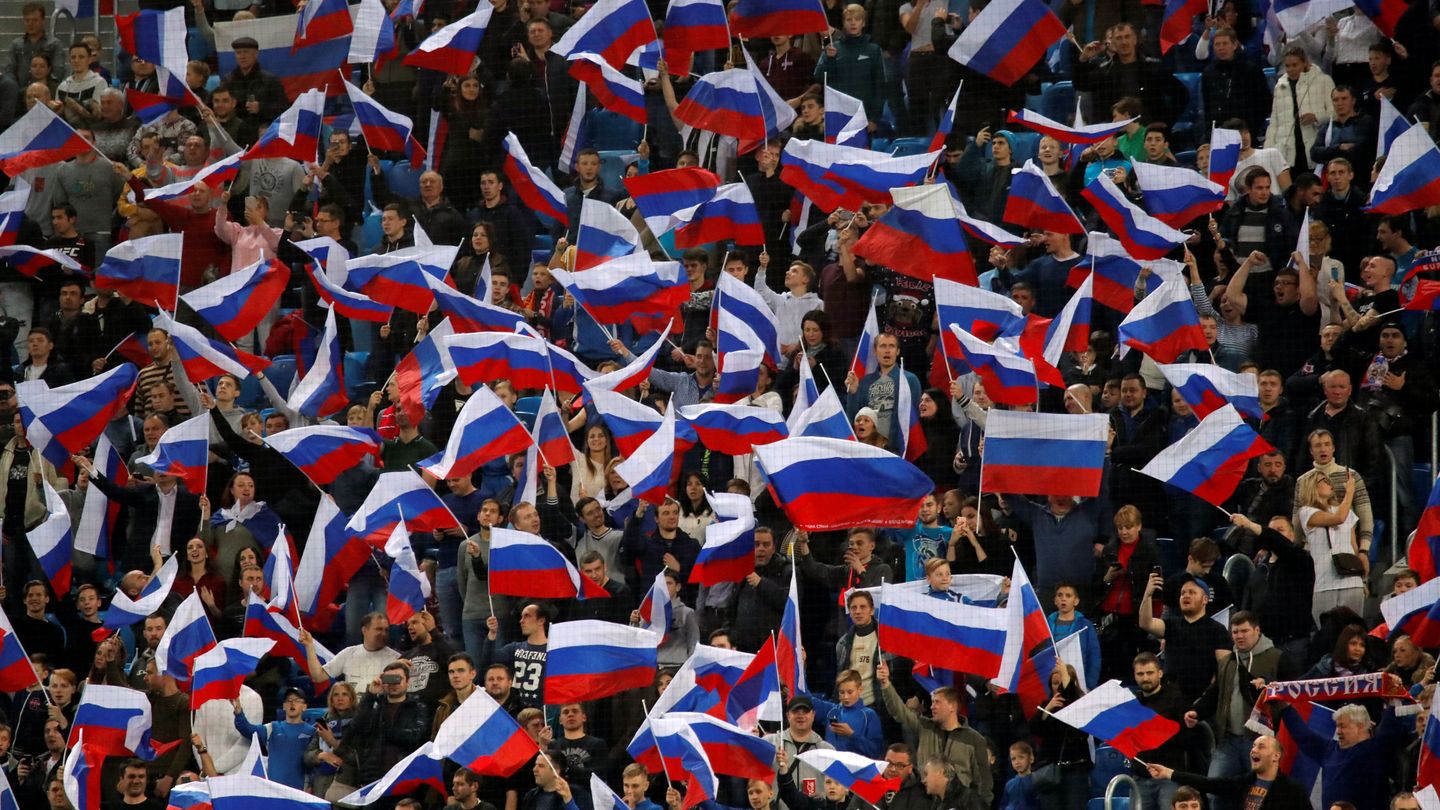 Aficionados rusos en el estadio Krestovski de San Petesburgo. (EF)