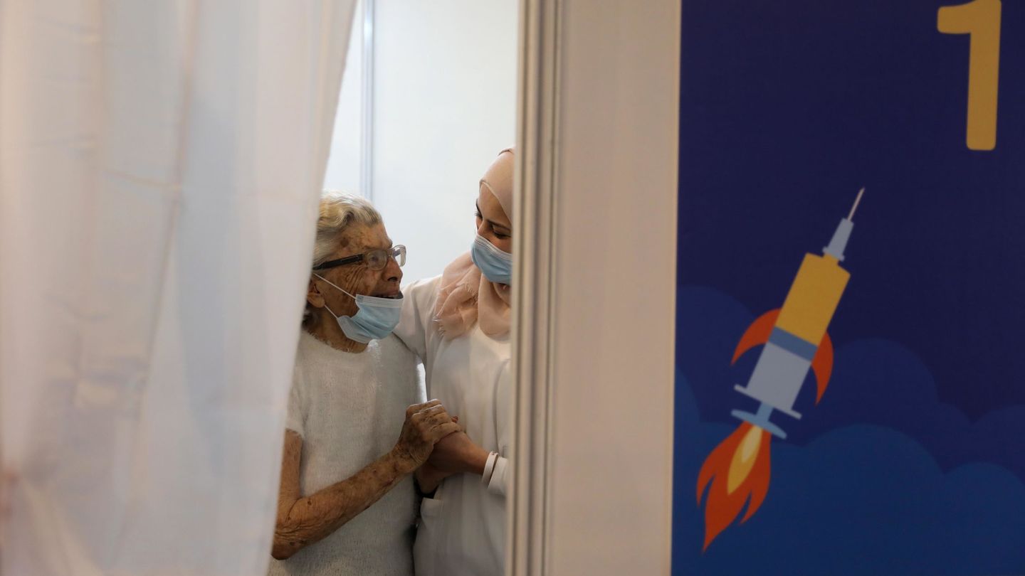 Una anciana abraza a una enfermera israelí tras recibir la vacuna contra en coronavirus. (EFE)