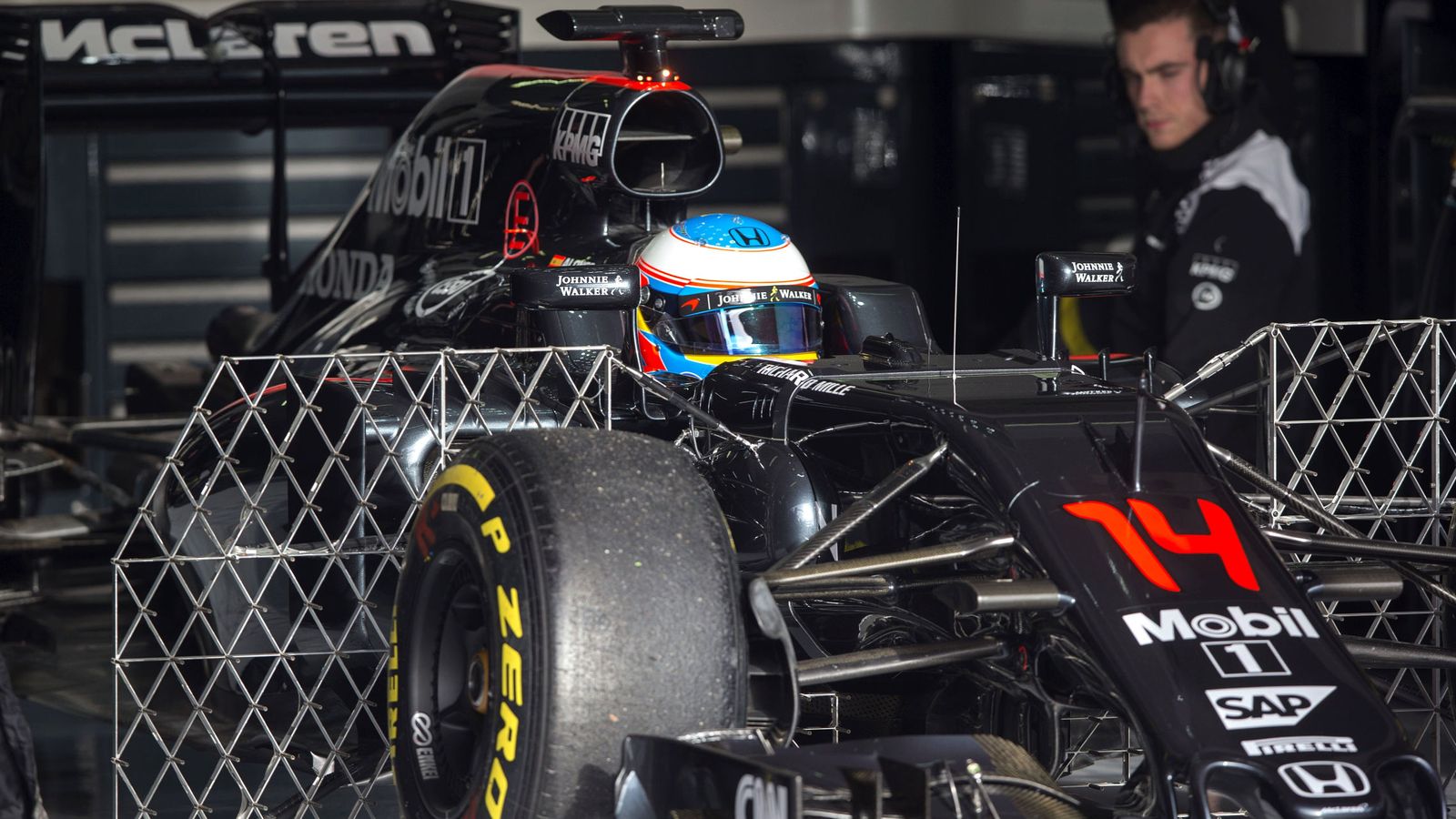 Foto: Fernando Alonso, en sus primeros kilómetros con el McLaren. (EFE)