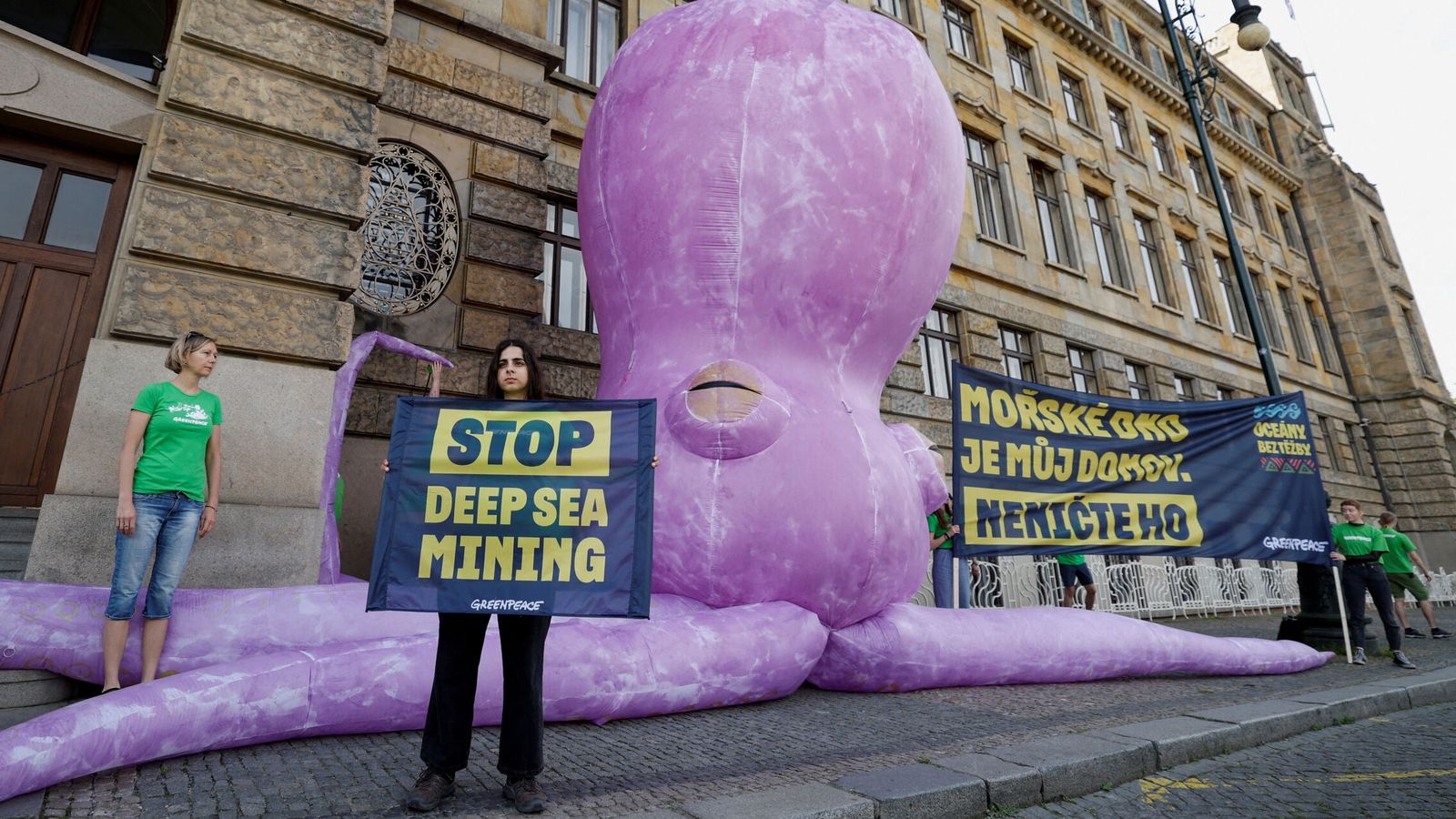 Activistas de Greenpeace realizan una protesta exigiendo el fin de la minería en aguas profundas frente al Ministerio de Industria en Praga. (Reuters)