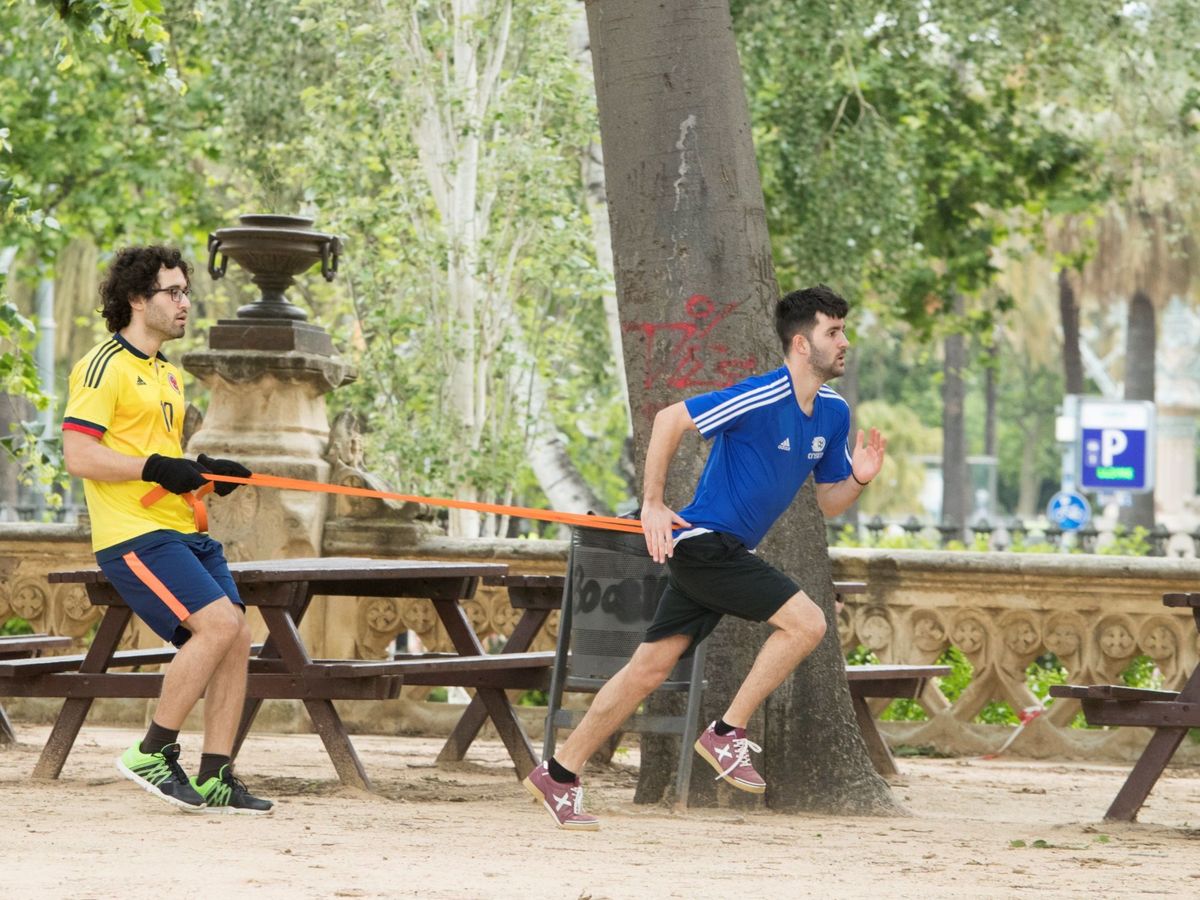 Foto: Dos hombres se entrenan en el parque de la Ciutadella de Barcelona. (EFE)