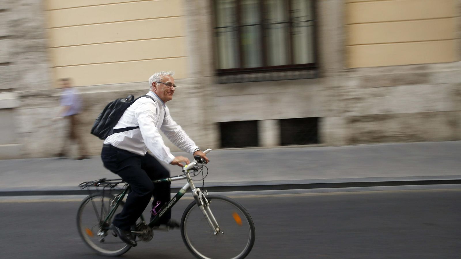 Foto: El alcalde de Valencia, Joan Ribó (Compromís), sale con su bicicleta del ayuntamiento. (EFE)