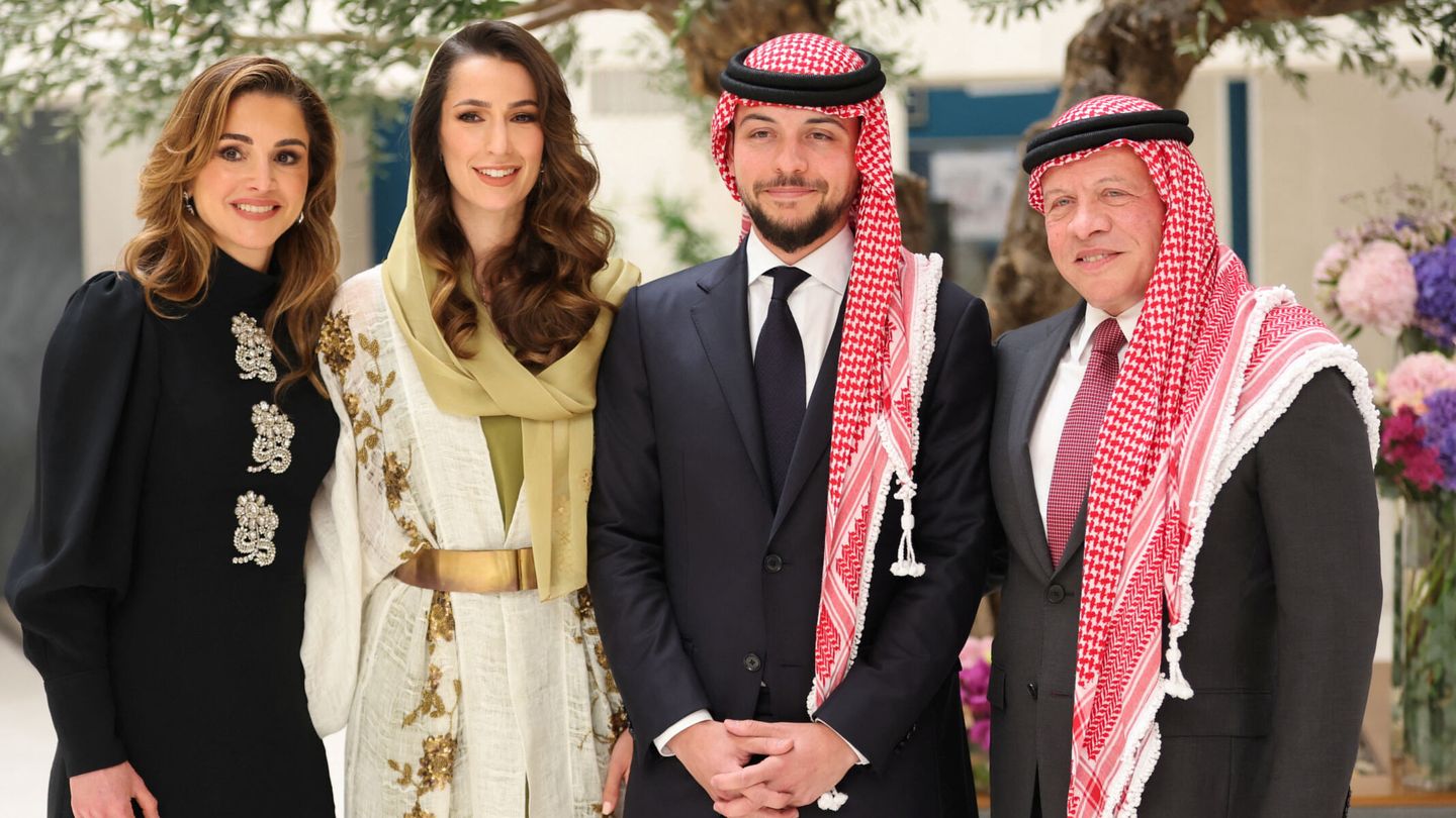 Rania y Abdalá, con Hussein y Rajwa. (Reuters)
