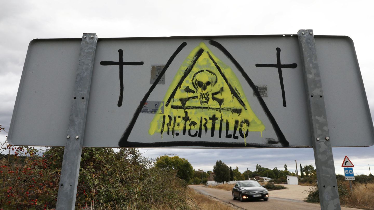 Grafitti de activistas contra la mina de Retortillo propiedad de Berkeley. (Reuters)