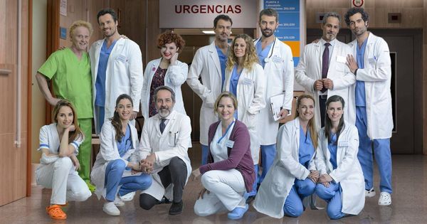 Foto: El equipo de 'Centro médico' en el año 2016. (RTVE)