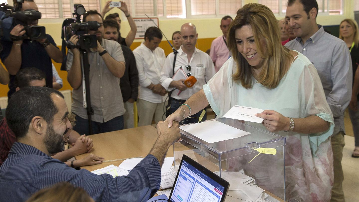 La expresidenta y su marido, votando en su colegio electoral de Triana. (EFE)