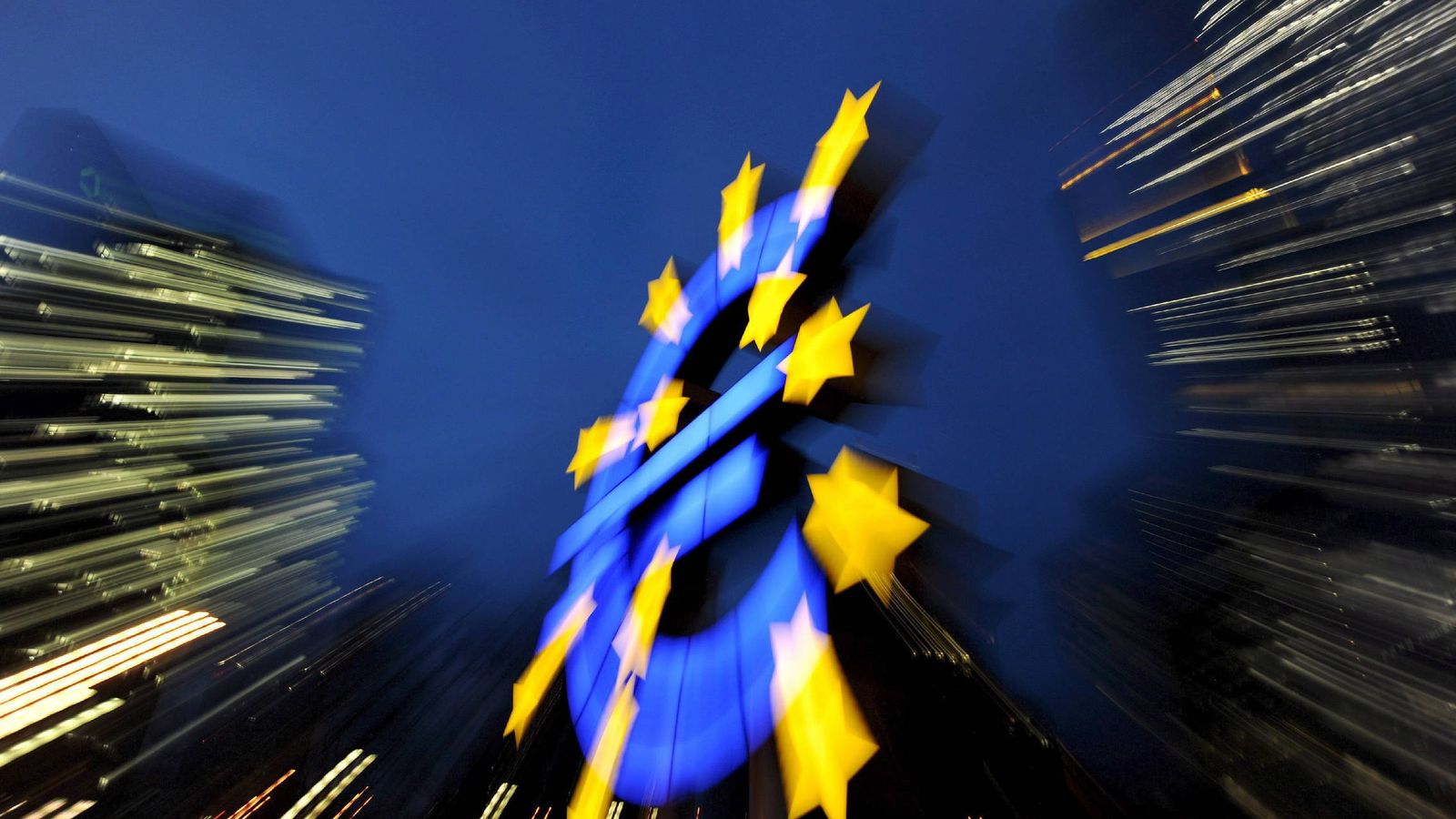 Foto: Vista de la escultura del signo del Euro ubicada frente al Banco Central Europeo (BCE) en Fráncfort. (EFE)