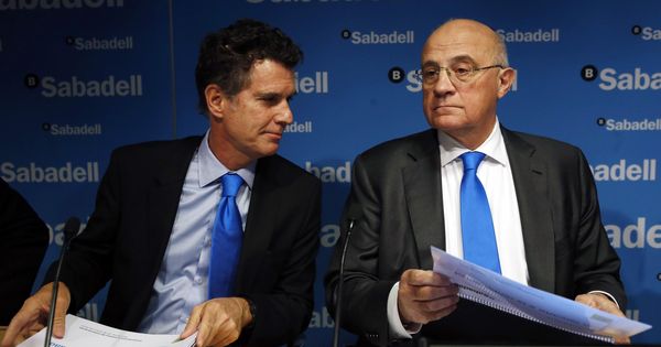 Foto: Jaume Guardiola y Josep Oliu, CEO y presidente del Banco Sabadell. (EFE)