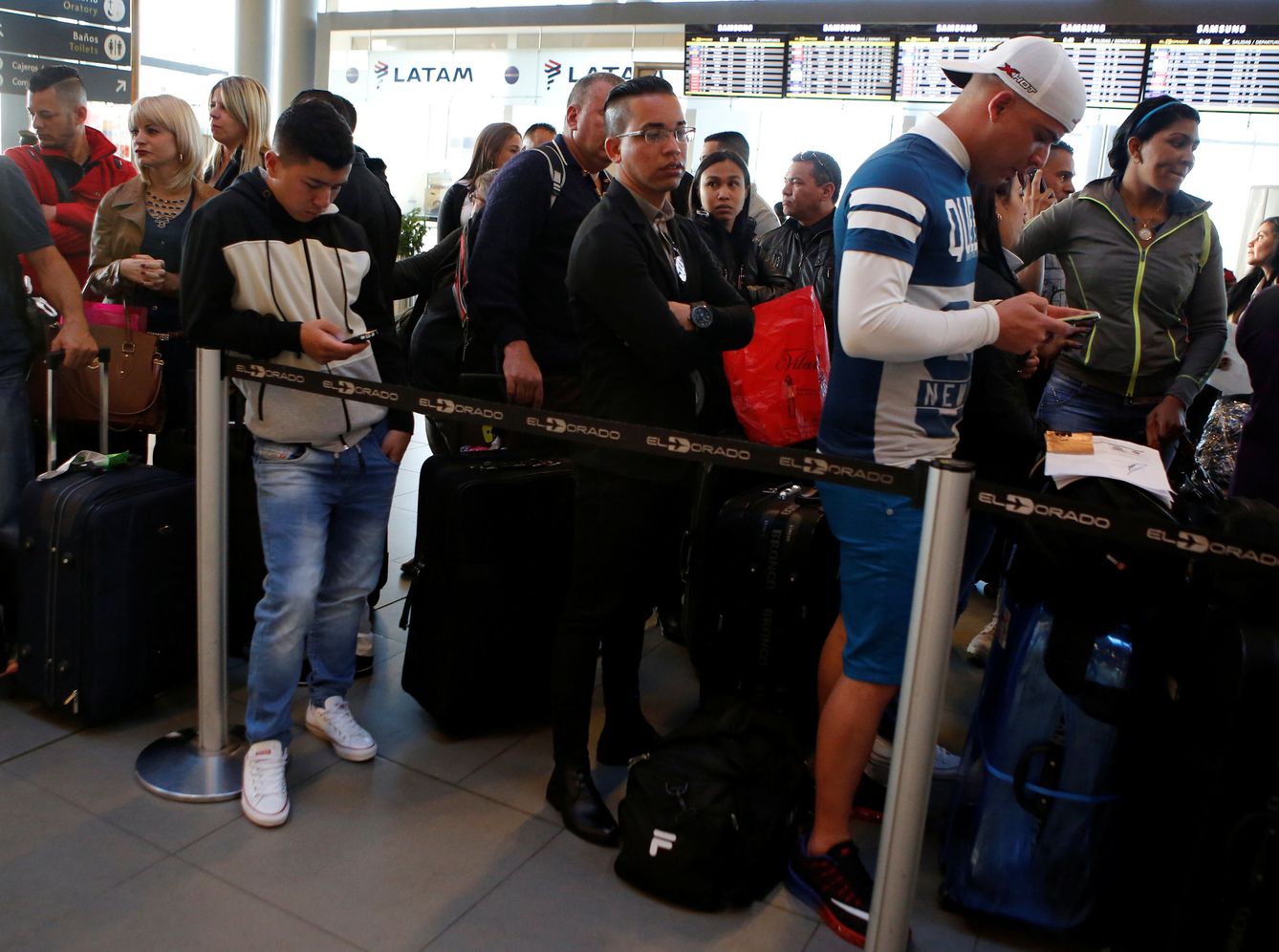 Viajeros esperan para embarcar hacia Miami en el aeropuerto El Dorado de Bogotá, el 6 de febrero de 2017 (Reuters)