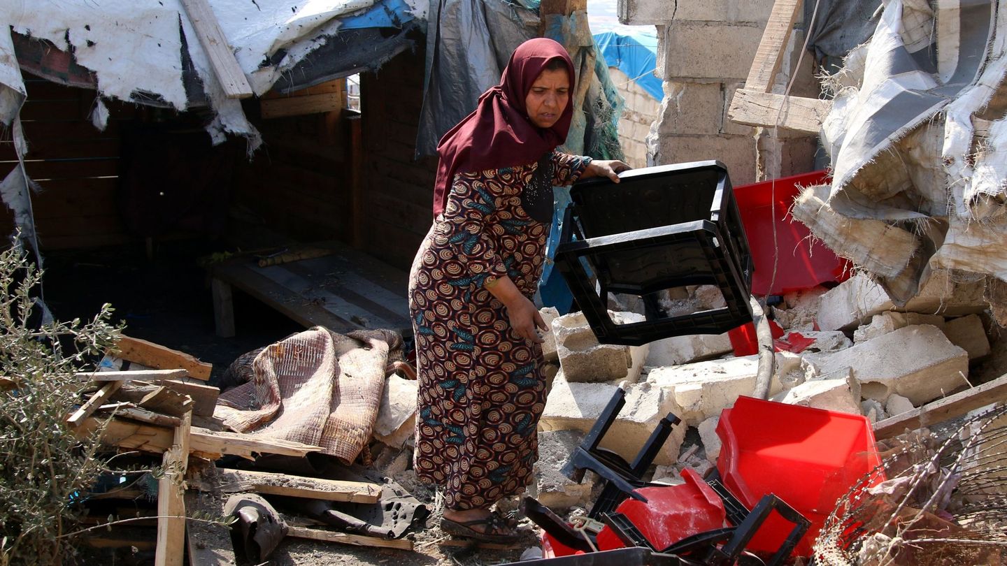 Una mujer siria retira unos escombros en Idlib, Siria. (EFE)