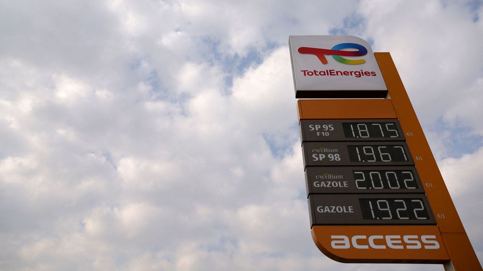 Foto de archivo de una gasolinera francesa este marzo. (Reuters/Pascal Rossignol)