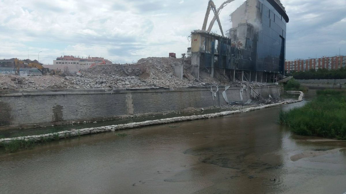 Demolición irresponsable de la última grada del Calderón: cascotes sobre el Manzanares
