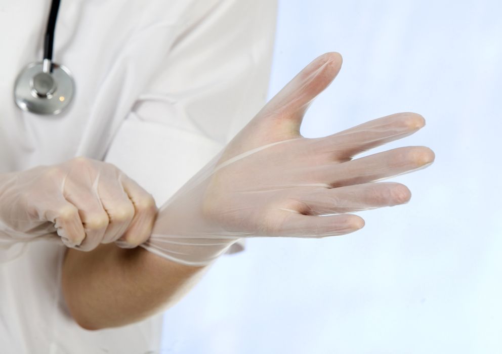 Foto: Los guantes son fundamentales para evitar el contagio del ébola. (iStock)
