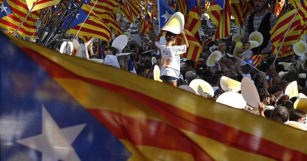 Foto: Miles de personas se manifiestan en Cataluña a favor de la independencia con motivo de la Diada de 2016. (EFE)