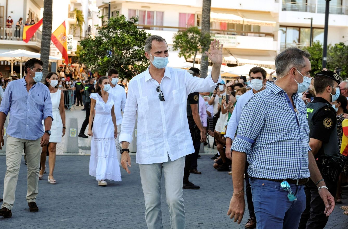 El rey Felipe VI saluda a los lugareños durante la visita real al municipio de Sant Antoni de Portmany, Ibiza, este verano. (EFE)