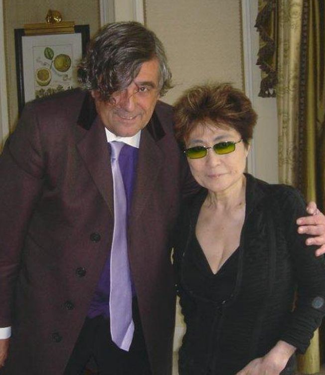 Yoko Ono en una imagen del libro cedida a Vanitatis