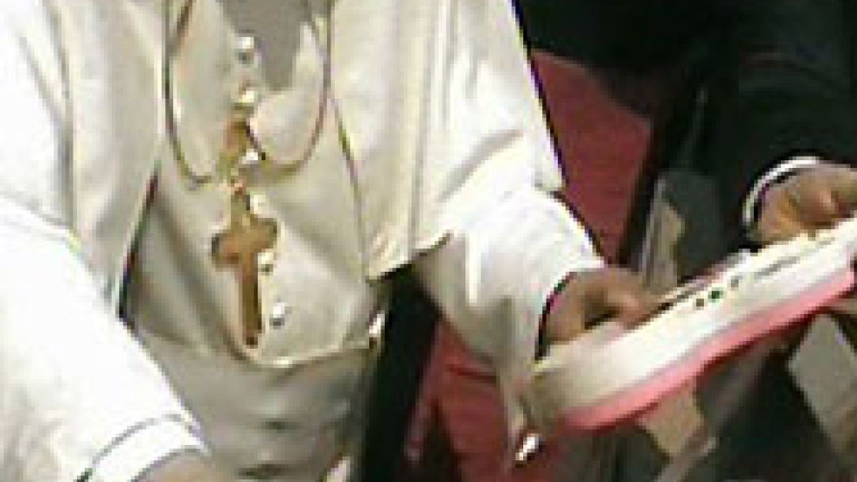 Benedicto XVI recibe la guitarra de Chikilicuatre