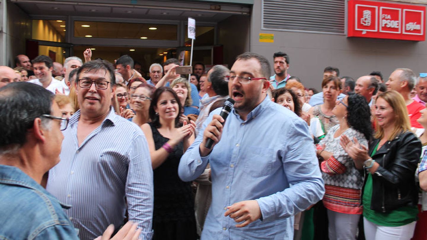 Adrián Barbón, con Adriana Lastra, detrás, el pasado 6 de julio. ('La Voz de Asturias')