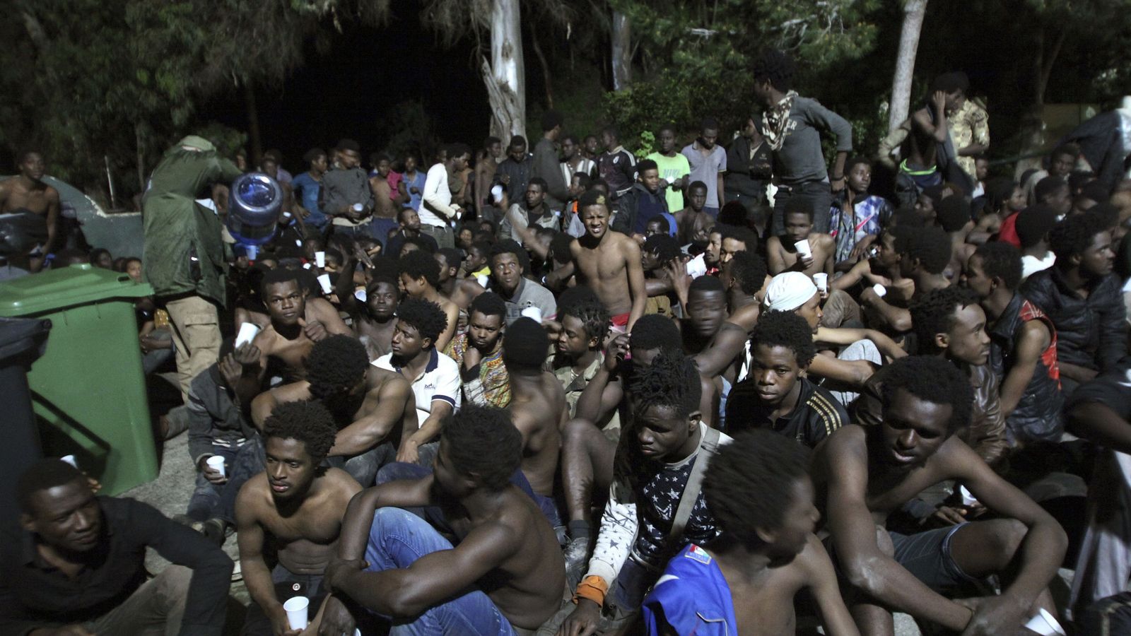 Foto: Unos 500 inmigrantes accedieron a Ceuta en una entrada masiva saltando la valla por la frontera del Tarajal. (EFE)