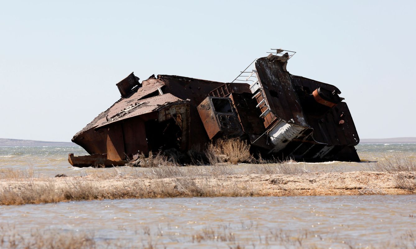 Restos de un barco en lo que antaño fue el mar interior de Aral, en Kazajistán. (Reuters)