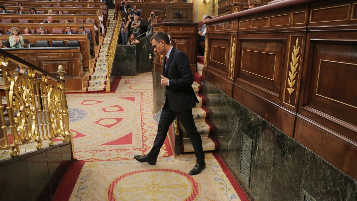 Pedro Sánchez se dirige a su escaño en el Congreso durante el debate de investidura, este 22 de julio. (Reuters)