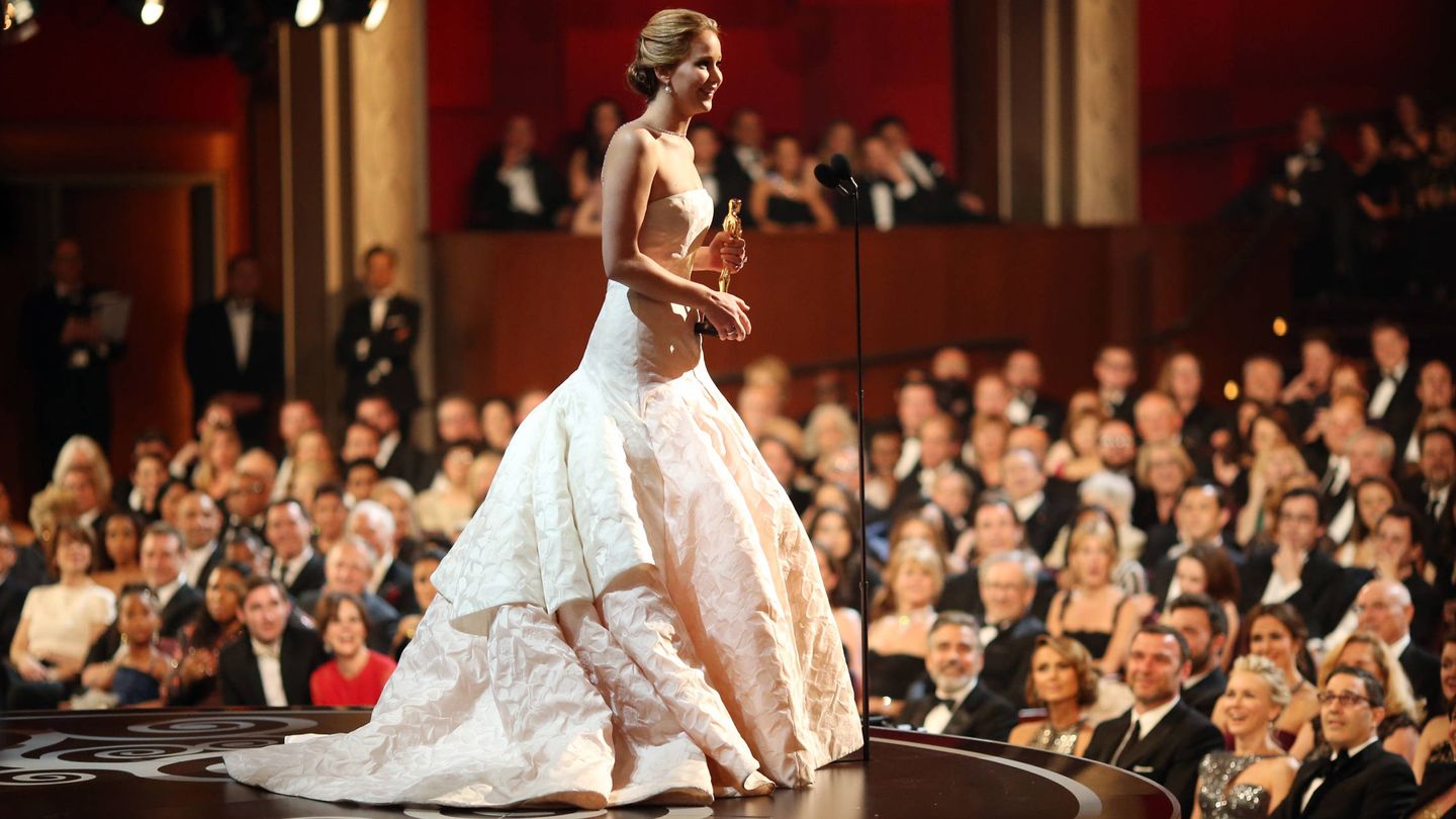 Jennifer Lawrence, recogiendo su Oscar en 2013 con un vestido de Dior. (Getty)