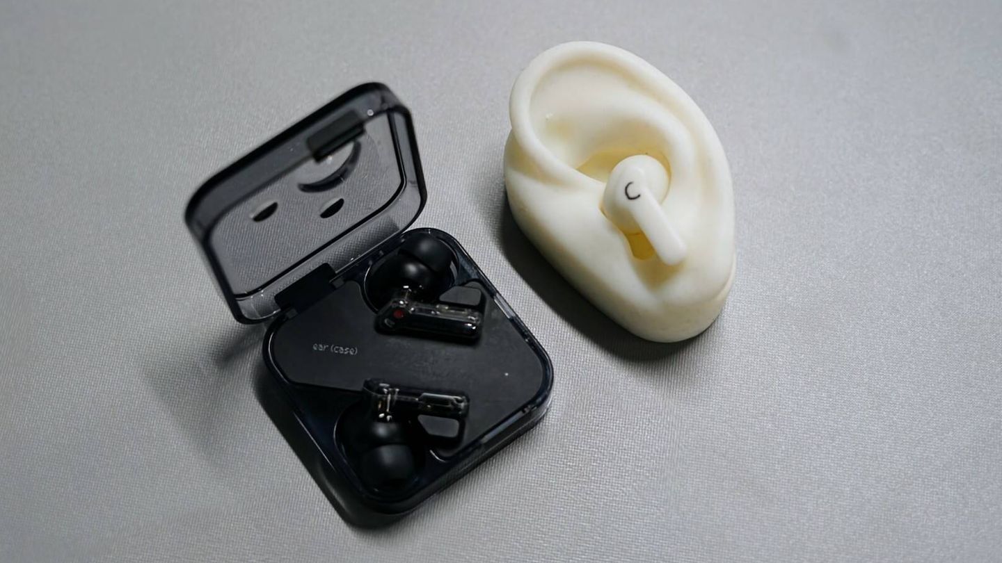 Los Ear (2), sus terceros auriculares, han sido el 'producto más rentable' para la compañía por ahora. (M. M.)