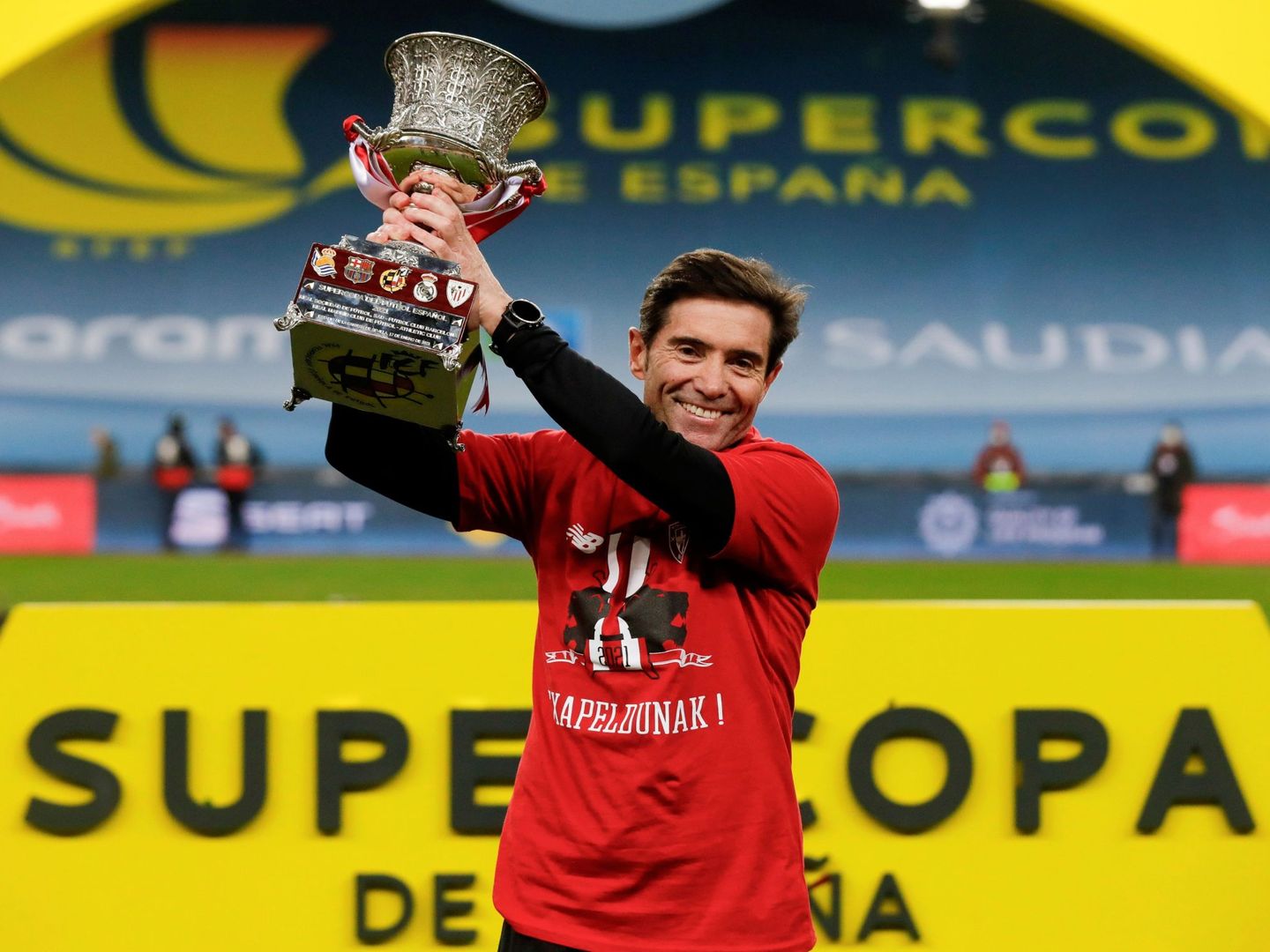 Marcelino, con la Supercopa. (EFE/Pablo García)