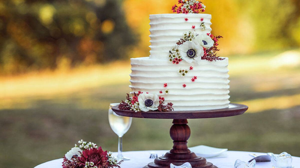 Unos recién casados cobran a sus invitados las porciones de su tarta de bodas