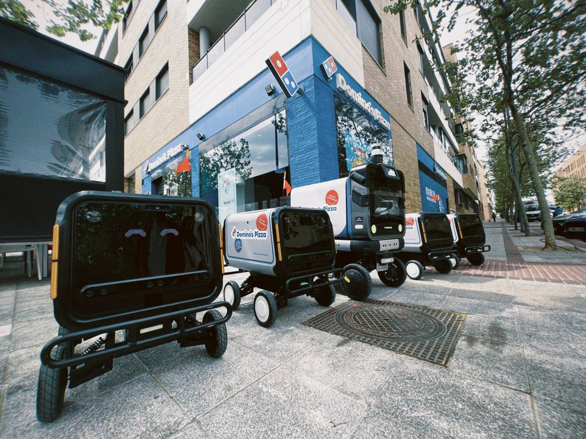 Foto: Los robots repartidores de Domino's en Alcobendas. (Cedida)